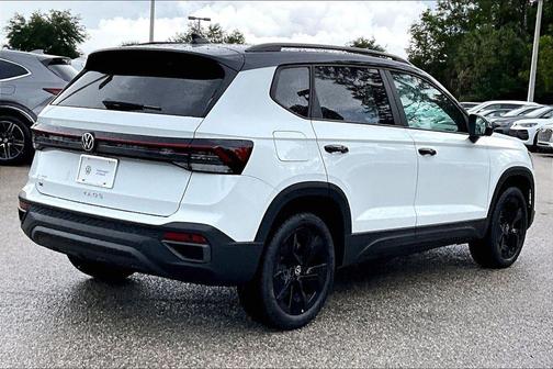 Pure White w/Deep Black Roof 2026 Volkswagen Taos SE Black