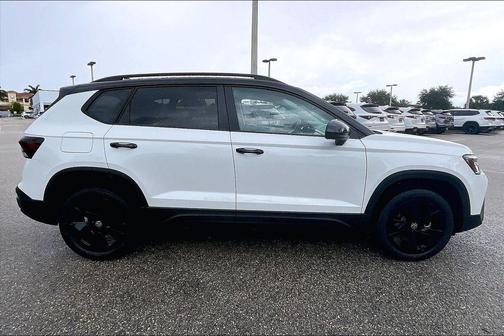 Pure White w/Deep Black Roof 2026 Volkswagen Taos SE Black