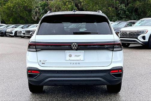 Pure White w/Deep Black Roof 2026 Volkswagen Taos SE Black