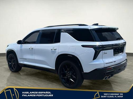 Iridescent Pearl Tricoat 2024 Chevrolet Traverse RS