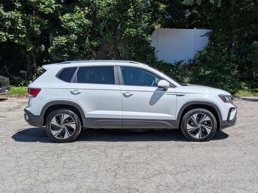 Pure White 2023 Volkswagen Taos 1.5T SE