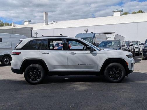 2025 Jeep Grand Cherokee Laredo