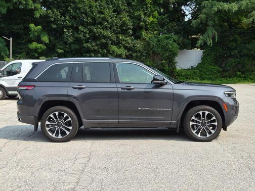 Metallic 2022 Jeep Grand Cherokee Overland