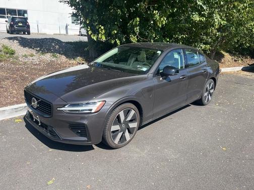 2024 Volvo S60 Recharge Plug-In Hybrid T8 Plus Dark Theme