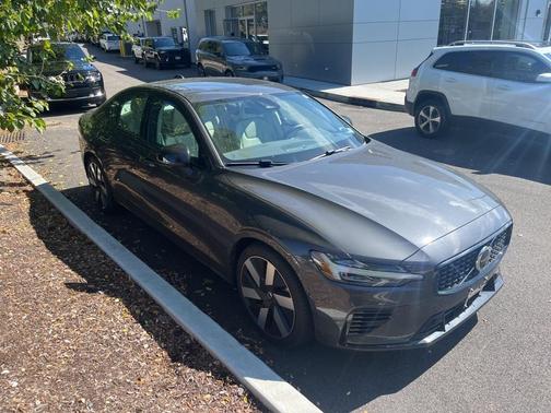 2024 Volvo S60 Recharge Plug-In Hybrid T8 Plus Dark Theme