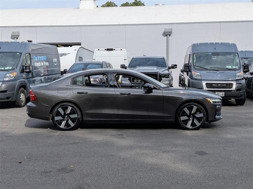 2024 Volvo S60 Recharge Plug-In Hybrid T8 Plus Dark Theme