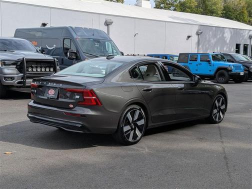 2024 Volvo S60 Recharge Plug-In Hybrid T8 Plus Dark Theme