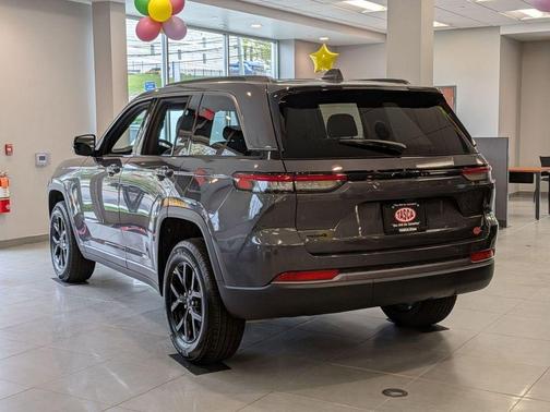 Metallic 2026 Jeep Grand Cherokee Laredo