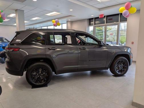 Metallic 2026 Jeep Grand Cherokee Laredo