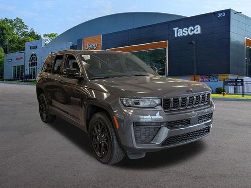 Metallic 2026 Jeep Grand Cherokee Laredo