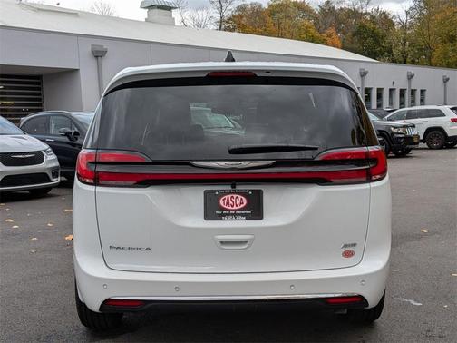 2026 Chrysler Pacifica Select