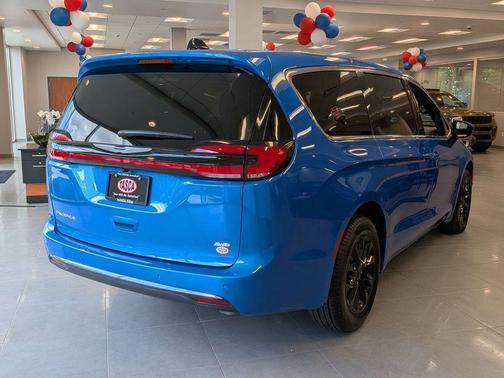 Hydro Blue Pearlcoat 2026 Chrysler Pacifica Select