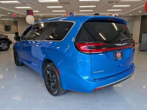 Hydro Blue Pearlcoat 2026 Chrysler Pacifica Select