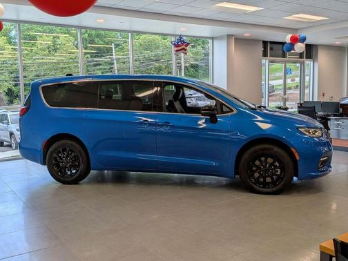 Hydro Blue Pearlcoat 2026 Chrysler Pacifica Select