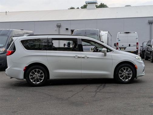 2022 Chrysler Pacifica Touring-L