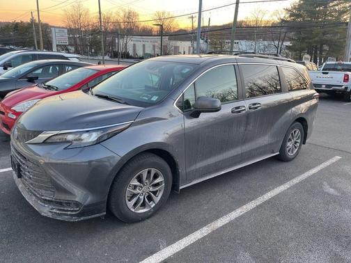 2025 Toyota Sienna LE
