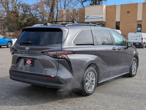 2025 Toyota Sienna LE