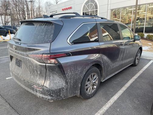 2025 Toyota Sienna LE