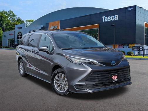 2025 Toyota Sienna LE