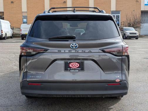 2025 Toyota Sienna LE