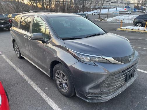 2025 Toyota Sienna LE