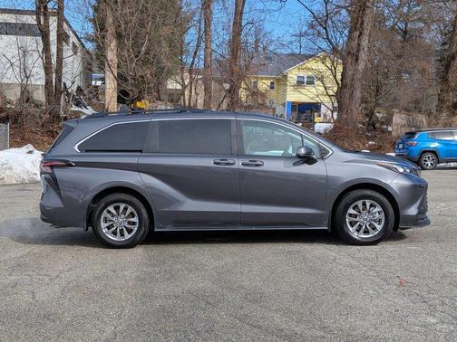 2025 Toyota Sienna LE