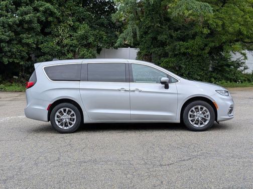 Silver Mist Clearcoat 2023 Chrysler Pacifica Touring-L