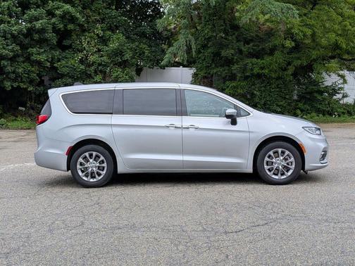 Silver Mist Clearcoat 2023 Chrysler Pacifica Touring-L