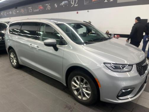 Silver Mist Clearcoat 2023 Chrysler Pacifica Touring-L