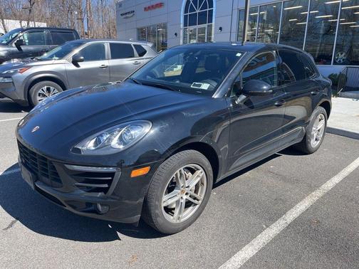 Jet Black Metallic 2018 Porsche Macan S