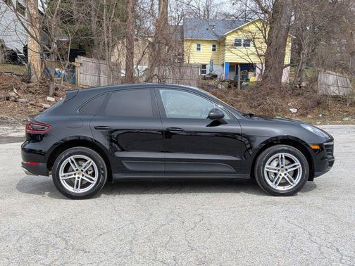 Jet Black Metallic 2018 Porsche Macan S