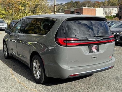 2023 Chrysler Pacifica Touring-L