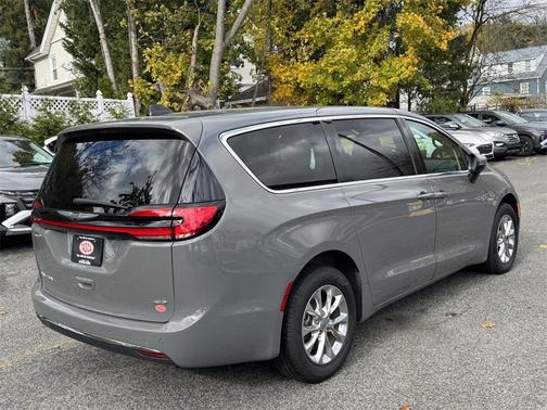 2023 Chrysler Pacifica Touring-L
