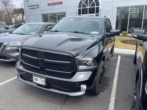 Brilliant Black Crystal Pearlcoat 2018 RAM 1500 Night