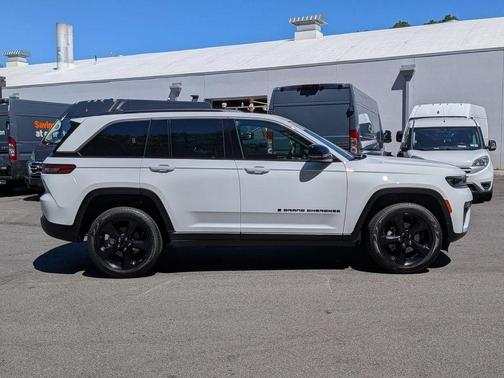 Bright White Clearcoat 2026 Jeep Grand Cherokee Limited