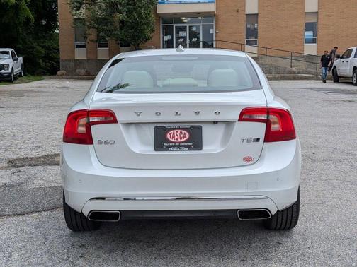Crystal White Pearl 2018 Volvo S60 T5 Inscription Platinum