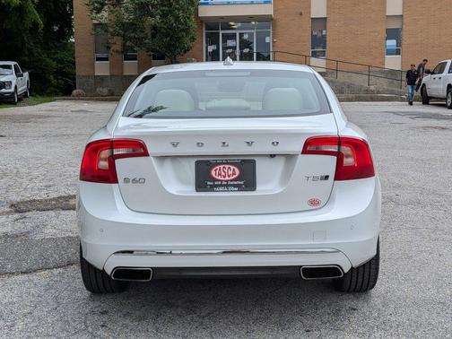 Crystal White Pearl 2018 Volvo S60 T5 Inscription Platinum
