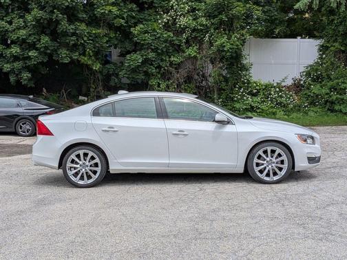 Crystal White Pearl 2018 Volvo S60 T5 Inscription Platinum