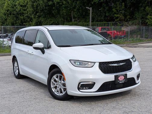 Bright White Clearcoat 2023 Chrysler Pacifica Touring-L