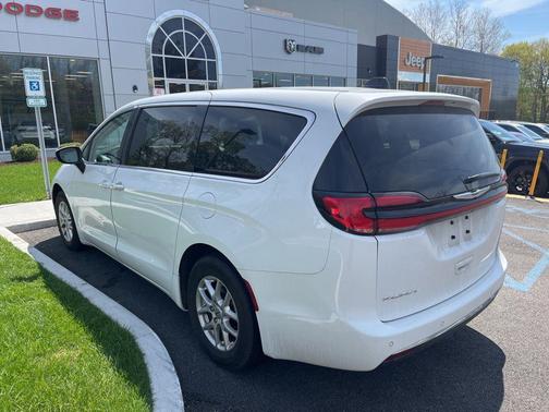 Bright White Clearcoat 2023 Chrysler Pacifica Touring-L