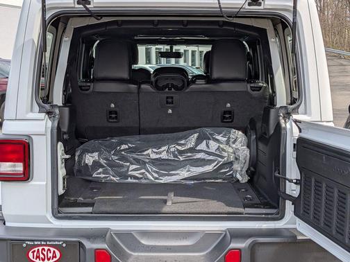 Bright White Clearcoat 2022 Jeep Wrangler Unlimited Sahara Altitude