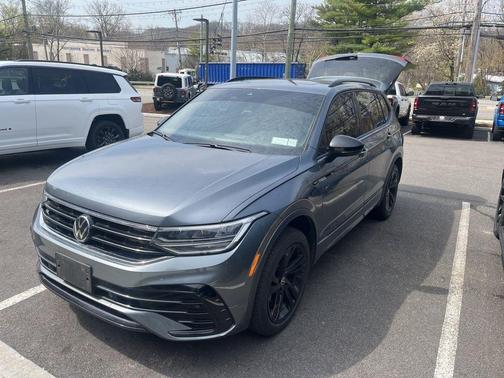 Platinum Gray Metallic 2024 Volkswagen Tiguan 2.0T SE R-Line Black