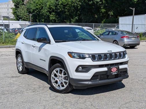 Bright White Clearcoat 2023 Jeep Compass Latitude Lux