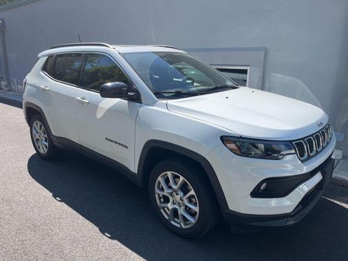Bright White Clearcoat 2023 Jeep Compass Latitude Lux