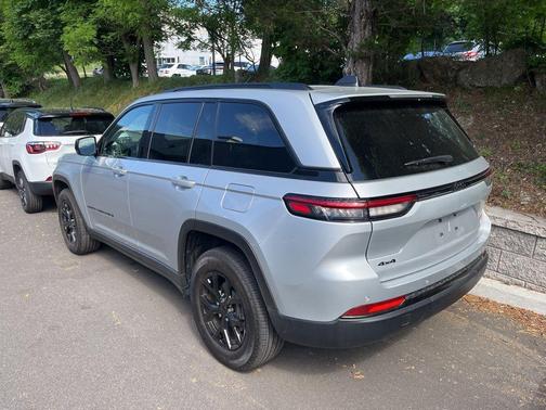 Silver Zynith 2025 Jeep Grand Cherokee Laredo