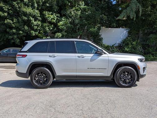 Silver Zynith 2025 Jeep Grand Cherokee Laredo