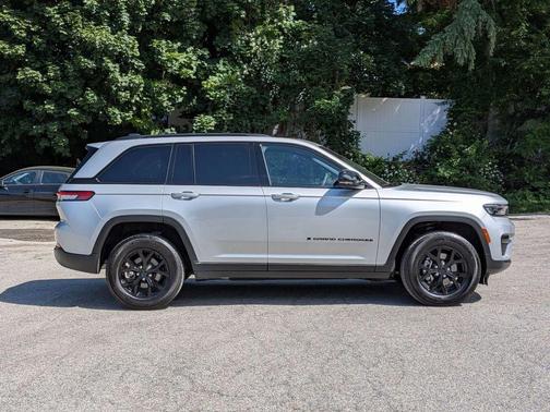 Silver Zynith 2025 Jeep Grand Cherokee Laredo