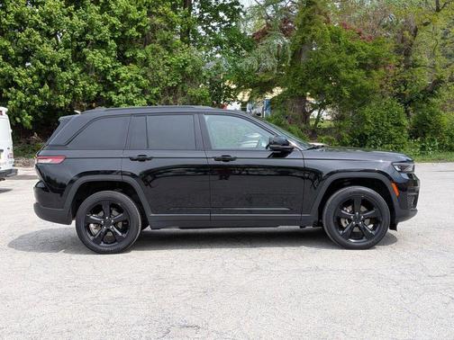 Diamond Black 2023 Jeep Grand Cherokee Altitude