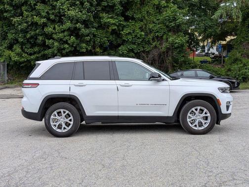 Bright White Clearcoat 2023 Jeep Grand Cherokee Limited