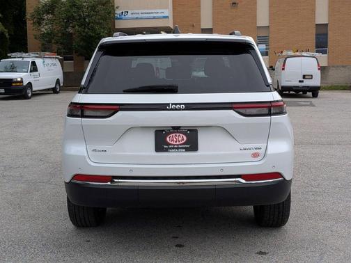 Bright White Clearcoat 2023 Jeep Grand Cherokee Limited